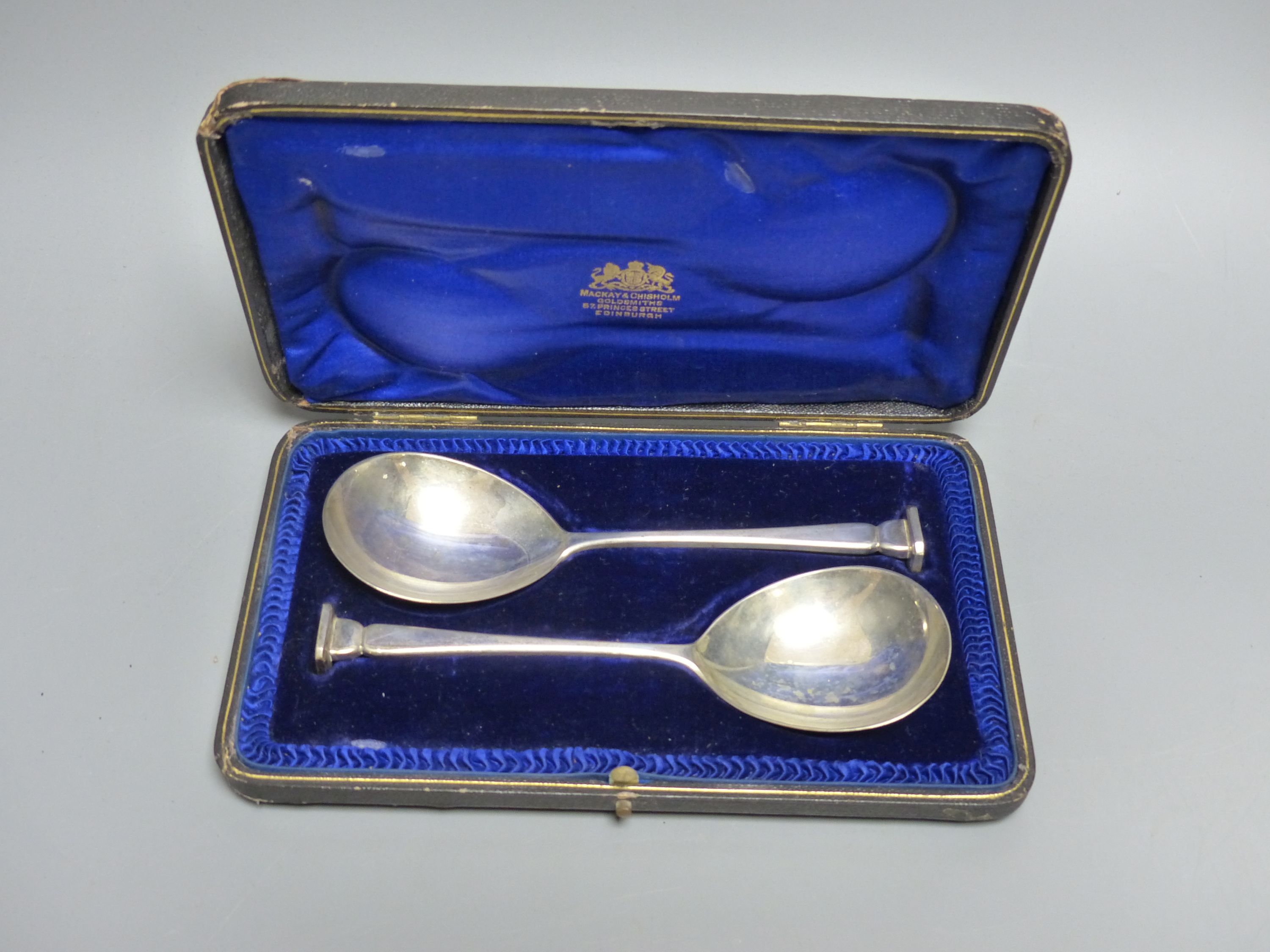 A cased pair of Edwardian silver serving spoons, Holland, Aldwinckle & Slater, London, 1908, 4oz.